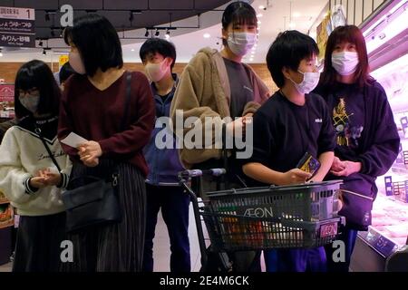 Menschen, die im EON-STIL einkaufen, während sie Gesichtsmasken als vorbeugende Maßnahme gegen die Ausbreitung des Coronavirus tragen (COVID-19). Die Zahl der Todesopfer durch das neuartige Coronavirus in Japan überstieg am Samstag 5,000, da das Land kämpft, um eine dritte Infektionswelle einzudämmen. (Foto von Michele Sawada/Sipa USA) Stockfoto