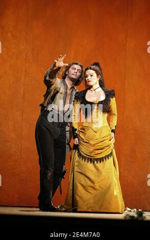 Jonas Kaufmann (Don Jose), Anna Caterina Antonacci (Carmen) in CARMEN von Bizet an der Royal Opera, Covent Garden, London WC2 08/12/2006 Leitung: Antonio Pappano Gestaltung: Tanya McCallin Beleuchtung: Paule Constable Regie: Francesca Zambello Stockfoto