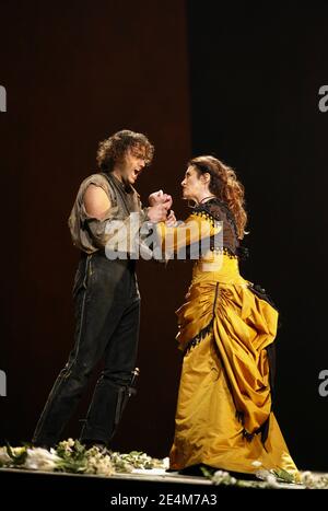 Jonas Kaufmann (Don Jose), Anna Caterina Antonacci (Carmen) in CARMEN von Bizet an der Royal Opera, Covent Garden, London WC2 08/12/2006 Leitung: Antonio Pappano Gestaltung: Tanya McCallin Beleuchtung: Paule Constable Regie: Francesca Zambello Stockfoto