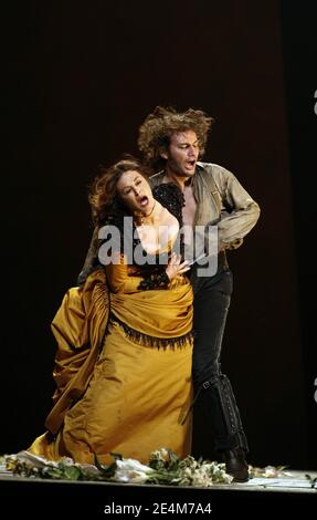 Anna Caterina Antonacci (Carmen), Jonas Kaufmann (Don Jose) in CARMEN von Bizet an der Royal Opera, Covent Garden, London WC2 08/12/2006 Leitung: Antonio Pappano Gestaltung: Tanya McCallin Beleuchtung: Paule Constable Regie: Francesca Zambello Stockfoto