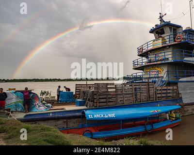 Amazonas, Peru - 07. Dezember 2019: Blick auf das langsame Boot 'Maria Fernanda' und Regenbogen im kleinen Hafen am Amazonas. Amazonien. Südamerika Stockfoto