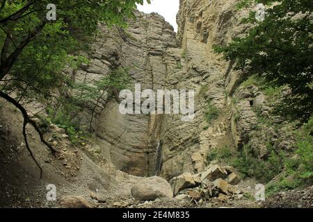 Schöner, malerischer Wasserfall im Inneren des Berges. Aserbaidschan. Guba. Stockfoto