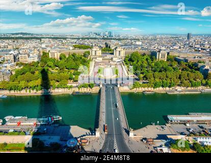 Blick auf die seine, Trocadero und La Defense vom Eiffelturm in Paris Stockfoto