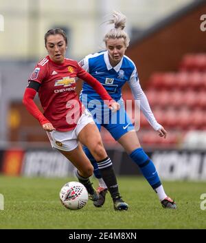 Leigh Sports Village, Lancashire, Großbritannien. Januar 2021. Women's English Super League, Manchester United Women versus Birmingham City Women; Katie Zelem of Manchester United Women under Pressure from Mollie Green of Birmingham City Women Credit: Action Plus Sports/Alamy Live News Stockfoto