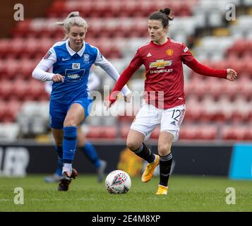 Leigh Sports Village, Lancashire, Großbritannien. Januar 2021. Women's English Super League, Manchester United Women versus Birmingham City Women; Hayley Ladd of Manchester United Women under Pressure from Mollie Green of Birmingham City Women Credit: Action Plus Sports/Alamy Live News Stockfoto