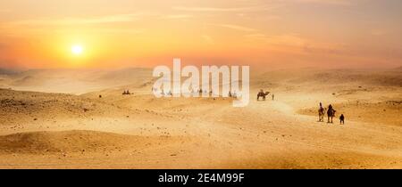 Blick auf Wüste mit Bergen auf Surise, Ägypten Stockfoto