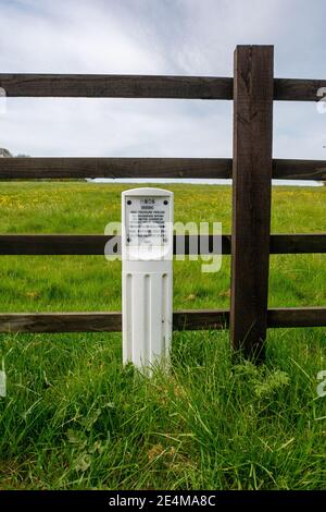 Ortsmarkierung mit einer Ineos-Hochdruckleitung auf dem Land in der Nähe von York, North Yorkshire. Stockfoto