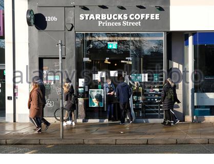 Edinburgh, Schottland, Großbritannien. Januar 2021. Aufgrund der nationalen Sperre für Coronavirus Covid-19 ist Starbucks Coffee, der Kaffee zum Mitnehmen und Snacks verkauft, einer der wenigen Geschäfte, die auf einer normalerweise belebten Princes Street geöffnet sind. Kredit: Craig Brown/Alamy Live Nachrichten Stockfoto