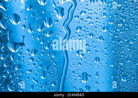 Abstrakte Hintergrund Ornament mit Wassertropfen.Regentropfen auf dem Glas bei regnerischem Wetter.die glitzernde, glänzende Oberfläche von Wasser auf Glas.Wassertropfen in t Stockfoto