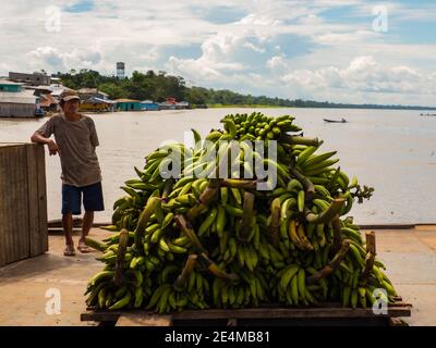 Amazonas, Peru - 13. Mai 2016: In einem kleinen Hafen am Amazonas warten viele Bananen auf den Transport in eine Großstadt. Amazonien Lateinamerika. Stockfoto