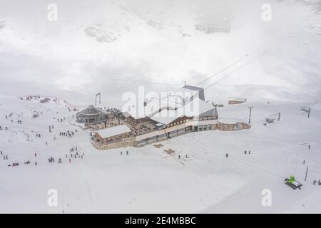 Luftaufnahme des Sonnalpin-Stationsrestaurants bei starkem Schnee Unter Zugspitze Top of Germany Stockfoto