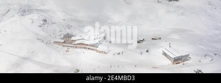 Panorama-Luftaufnahme des Restaurants Sonnalpin im schweren Schnee darunter Zugspitze Top of Germany Stockfoto