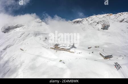 Luftaufnahme des Sonnalpin-Stationsrestaurants bei starkem Schnee Unter Zugspitze Top of Germany Stockfoto