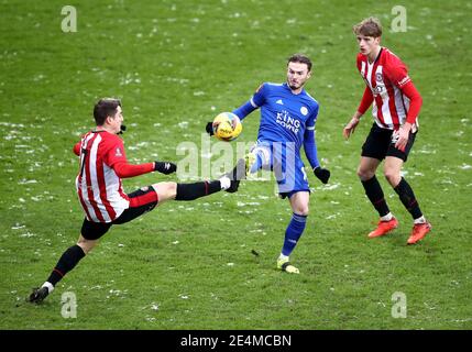 James Maddison von Leicester City (Mitte) und Sergi Canos von Brentford (links) kämpfen beim vierten Lauf des Emirates FA Cup im Brentford Community Stadium, London, um den Ball. Bilddatum: Sonntag, 24. Januar 2021. Stockfoto