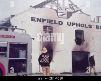 Feuerwehr, die beim Polsterbrand in Enfield war, als die Fabrik Anfang der 1980er Jahre niederbrannte. Church Street, Princes Risborough, Buckinghamshire, Großbritannien. Stockfoto
