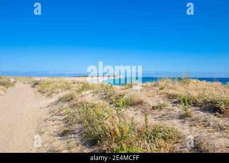 Schöne Landschaft des Leuchtturms in Cape Trafalgar von wilden natürlichen Zahora Strand, in der Nähe von Canos Meca Dorf (Barbate, Cadiz, Andalusien, Spanien) Stockfoto