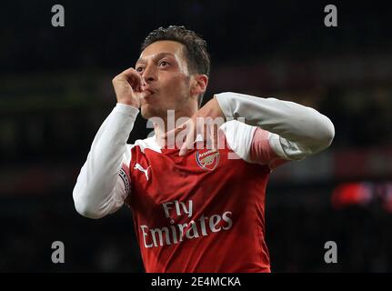 Fileboto datiert 22-10-2018 von Arsenals Mesut Ozil, als er das erste Tor seines Spieles während des Premier League-Spiels im Emirates Stadium, London, feiert. Ausgabedatum: Sonntag, 24. Januar 2021. Stockfoto