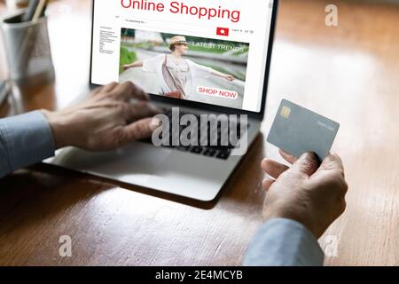 Nahaufnahme reifen Mann machen sichere Internet-Zahlung, mit Laptop Stockfoto