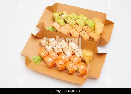 Lieferservice Japanische Lebensmittelrollen in Pappkarton auf einem Weißer Hintergrund Stockfoto