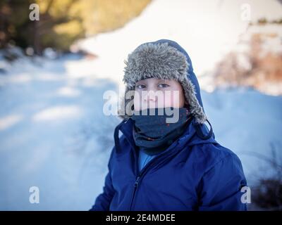 Porträt eines Jungen Nahaufnahme im Winter Stockfoto