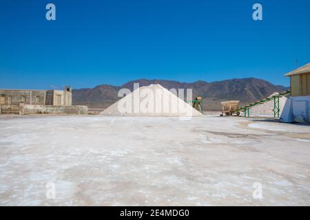 Salzstapel in Salinen in Las Salinas von Cabo de Gata, in Almadraba de Monteleva (Almeria, Andalusien, Spanien, Europa) Stockfoto