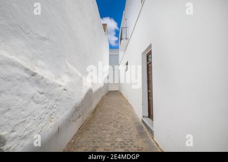 Sehr enge Fußgängerzone in der berühmten andalusischen Altstadt, mit typisch arabischen weißen Häusern, genannt Vejer de la Frontera (Cadiz, Andalusien, Spanien, Stockfoto