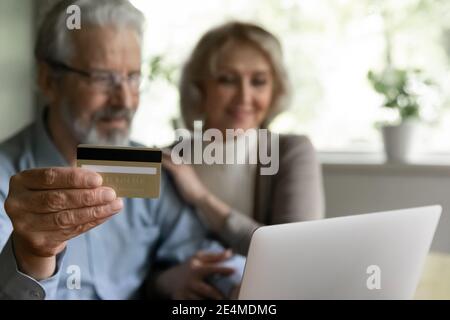 Nahaufnahme reifes Paar online einkaufen, Mann mit Kreditkarte Stockfoto