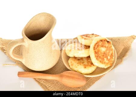 Ein paar ganze leckere Käse-Pfannkuchen mit Geschmack, liegen auf einer keramischen leichten Untertasse, die auf einer Jute-Serviette steht. Stockfoto