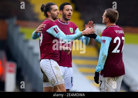 Craven Cottage, London, Großbritannien. Januar 2021. English FA Cup Football, Fulham gegen Burnley; Jay Rodriguez von Burnley feiert sein Tor mit Teamkollegen für 0-1 in der 31. Minute Credit: Action Plus Sports/Alamy Live News Stockfoto