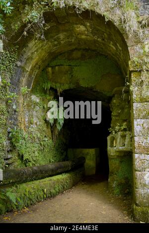 Madeira, Portugal - September 2017: Der Eingang zum 800 m langen Rabacal Tunnel auf der Levada Wanderung zu den 25 Brunnen und dem Risco Wasserfall Stockfoto