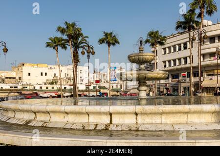 Brunnen am Hauptplatz, Markt und Treffpunkt des Grand Socco in Tanger, Marokko Stockfoto