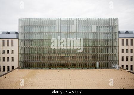 Berlin, Deutschland. Januar 2021. Der transluzente Glaskubus der Staatsbibliothek unter den Linden, in dem sich der Allgemeine Lesesaal befindet. Die Staatsbibliothek unter den Linden wird am 25.01.2021 nach einer 470 Millionen Renovierung eröffnet. Sie ist die größte akademische Universalbibliothek im deutschsprachigen Raum. In den Regalen und Archiven befinden sich rund 25 Millionen Medien und Objekte. Quelle: Christoph Soeder/dpa/Alamy Live News Stockfoto