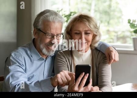 Nahaufnahme glücklich reifen Mann und Frau mit Smartphone zusammen Stockfoto