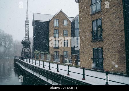 Richmond upon Thames, London - 2021.01.24: Alter alter alter alter Hafenkran an verschneiten Tagen im westlichen Teil der Themse Stockfoto