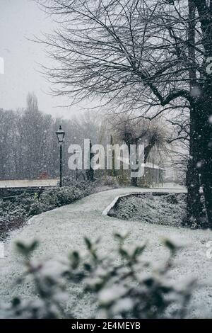 Richmond upon Thames, London - 2021.01.24: Schöner Garten mit Schnee bedeckt im Winter Sonntagmorgen Stockfoto