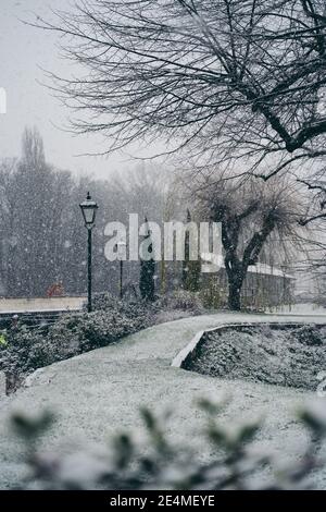 Richmond upon Thames, London - 2021.01.24: Schöner Garten mit Schnee bedeckt im Winter Sonntagmorgen Stockfoto