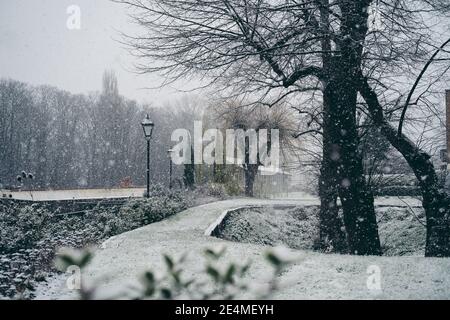 Richmond upon Thames, London - 2021.01.24: Schöner Garten mit Schnee bedeckt im Winter Sonntagmorgen Stockfoto