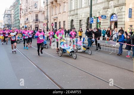 Prag, Tschechische Republik. 05-08-2016. Gruppe behinderter Kinder versammeln sich beim Volkswagen Marathon Prag, Tschechische Republik. Stockfoto