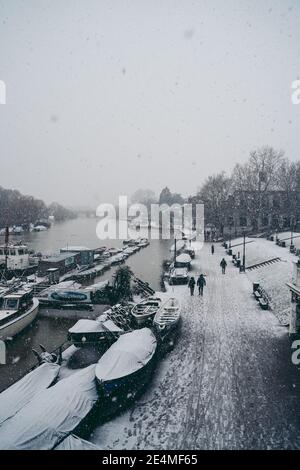 Richmond upon Thames, London - 2021.01.24: Am Sonntagmorgen ist das wunderschöne West London Embankment schneebedeckt Stockfoto