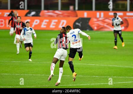 Mailand, Italien. Januar 2021. Rafael Leao (17) von AC Mailand und Rafael Toloi (2) von Atalanta gesehen in der Serie EIN Spiel zwischen AC Mailand und Atalanta in San Siro in Mailand. (Foto Kredit: Gonzales Foto/Alamy Live News Stockfoto
