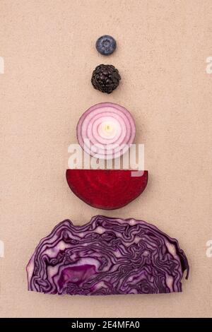 Geometrische Form aus violettem Gemüse und Obst, flaches Lay-Konzept Stockfoto