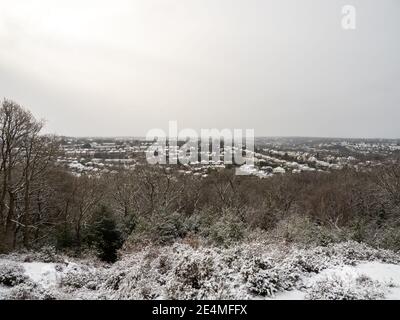 CROYDON, UK - 24 JUANARY 2020: Croham Hurst mit Blick auf South Croydon, London. Im Schnee. Stockfoto