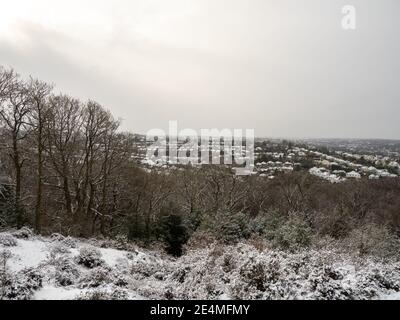 CROYDON, UK - 24 JUANARY 2020: Croham Hurst mit Blick auf South Croydon, London. Im Schnee. Stockfoto