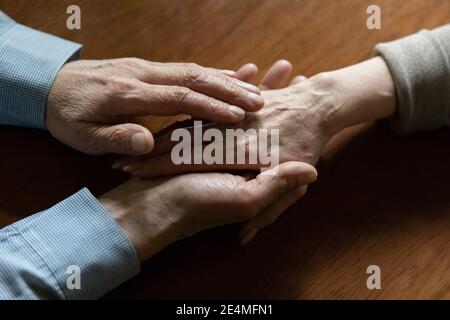 Nahaufnahme reifer Mann beruhigende beruhigende Frau, Hände halten Stockfoto