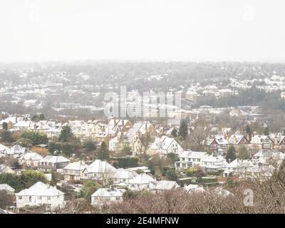 CROYDON, UK - 24 JUANARY 2020: Croham Hurst mit Blick auf South Croydon, London. Im Schnee. Stockfoto