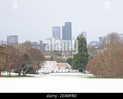 CROYDON, UK - 24 JUANARY 2020: Blick auf das Stadtzentrum von Croydon im Schnee von Croham Hurst, South Croydon, London. Stockfoto