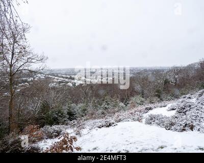 CROYDON, UK - 24 JUANARY 2020: Croham Hurst mit Blick auf South Croydon, London. Im Schnee. Stockfoto