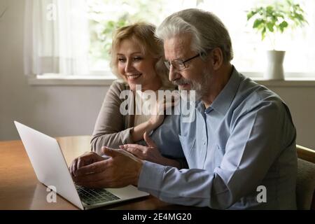 Nahaufnahme reifen Mann und Frau mit Laptop zusammen Stockfoto