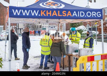 Bewdley, Großbritannien. Januar 2021. Alle Hände sind heute an Deck und helfen bei der Säuberung in Bewdley von Überschwemmungsschäden. Kostenlose warme Speisen werden für diejenigen serviert, die in Not sind und aushelfen. Gekocht und serviert von Khalsa Aid (Khalsa Aid International ist eine humanitäre Hilfsorganisation in Großbritannien, die Opfer von Naturkatastrophen und von Menschen verursachten Katastrophen unterstützt), die außerhalb des öffentlichen Hauses des Black Boy eingerichtet werden. Stockfoto