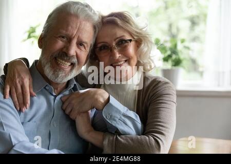 Kopf erschossen Porträt lächelnd reife Frau umarmt Mann von hinten Stockfoto